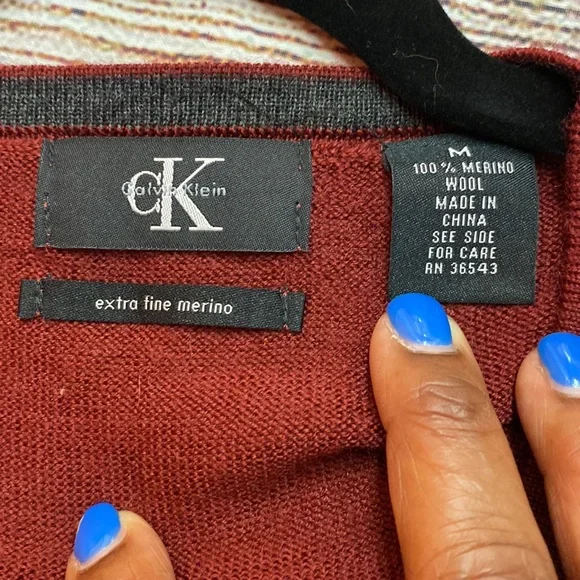 Calvin Klein extra fine 100% Murano wool V-neck lightweight sweater sz M - Picture 2 of 4
